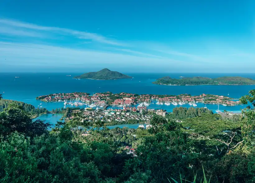 Панорама Eden Island с мариной, красными крышами и зелёными островами в океане
